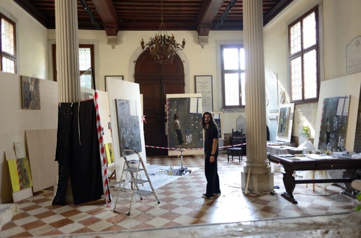 Installationsansicht mit Modell, Human Being Being Framed, Venedig (2013)