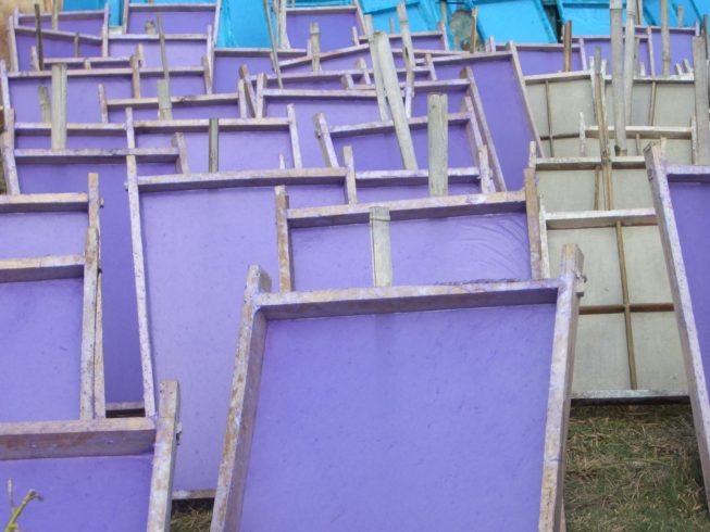 Trocknen aufgespanntes Papier blau