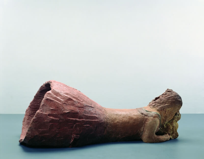 Liegende, Gesicht auf Miko stützend, 1998, Terrakotta glasiert, 40 x 109 x 52 cm, Foto: Lothar Schnepf