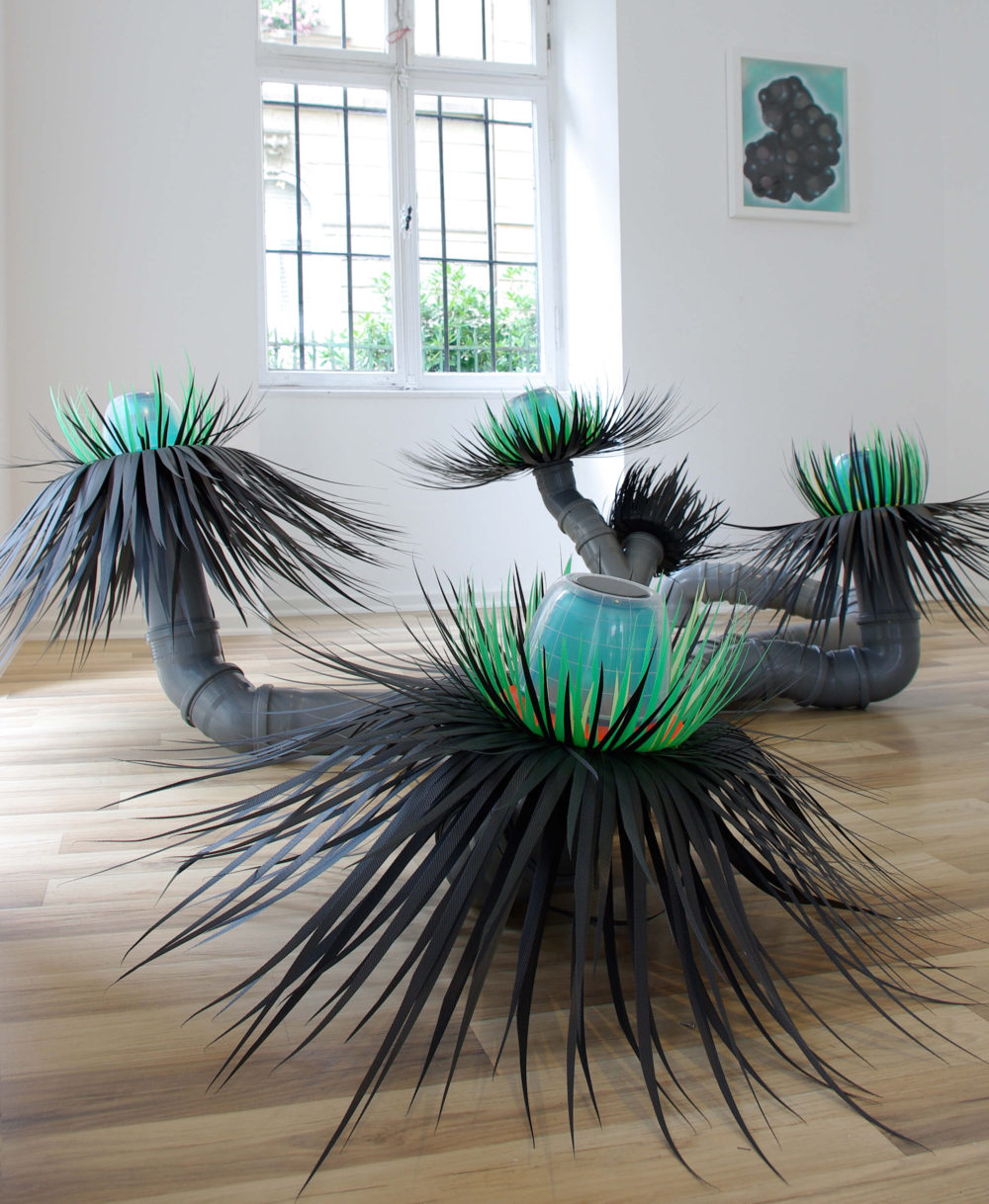 Module der Serie X, 2013, Solarleuchten, Kunststoffbänder, Abflussrohre, ca. 150 x 250 cm, Einzelausstellung, 2013, Galerie Gebuli, Baden-Baden © Sabine Fassl