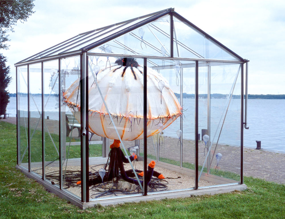 Modul XI, 2014, Stoff, Metall, Acrylfarbe, Wolle, ca.200 x 120 cm, Installation im Glashaus, 