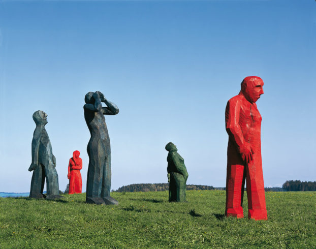 Von links nach rechts: Großer Schreitender, 2004, Eiche blau, 300 x 150 x 50 cm; Die kleine Rote, 2005, Linde rot, 190 x 60 x 50 cm; Rufer, 2004, Eiche blau, 320 x 90 x 90 cm; Peter, 2005, Eiche grün, 210 x 66 x 65 cm; Der große Rote, 2005, Eiche rot, 290 x 80 x 73 cm; Foto: Siegfried Wameser ·