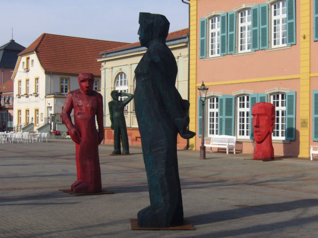 Figurengruppe vor dem Palais Hirsch in Schwetzingen; Foto: Josef Lang