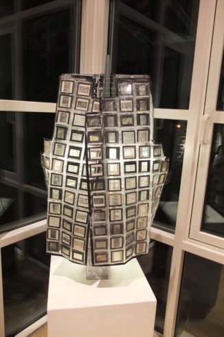 Kugelsichere Weste, Familiendias, Isoband vernäht, 100 x 60 x 40 cm, Foto: Rosemarie Zacher