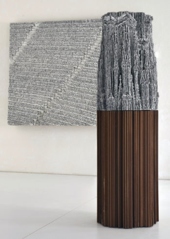 Kathedrale (Skulptur mit Sockel), 2015/ Ränge, 2014, Wellpappenrelief, mit Gesso bemalt, Grafit, Permanentmarker, 185 x 55 x 55 cm © VG Bild-Kunst, Bonn 2018/ Martin Spengler, Foto: Martin Spengler