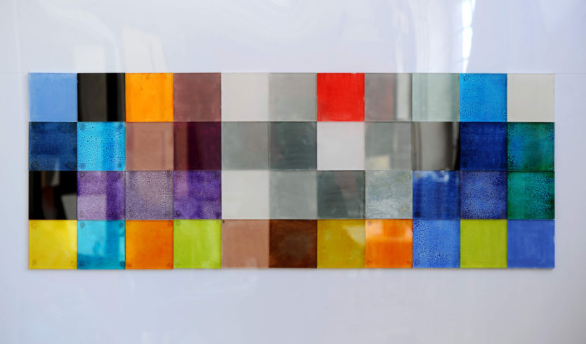 Linea-Platten, rückseitig Glasmalfarben, collagiert auf Rückwand