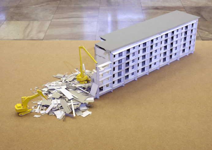 aus: WK8P2, 2003, 1:100 Modell eines Abrisshauses in Hoyerswerda, im Rahmen von „Stadt im Regal“, Pappe, MDF-Platte, VG Bild-Kunst, Bonn 2018/ Kerstin Drechsel, Foto: Jens Ziehe