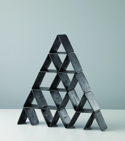 2015, Bronze, patiniert, 40x40x10 cm. Foto Boris Zorn