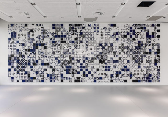 glasierte Keramik, Kunst am Bau Hochschule Lippstadt, 500x1100x0,5 cm. Foto Dejan Sar