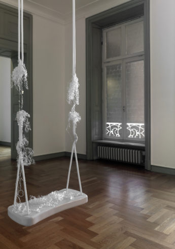 Installationsansicht, Museum Morsbroich, Leverkusen, 2010. Weiße Schaukel, 2009, Holz, Lackierung, Kordel, Silberdraht, Weißgold, 243 x 45 x 185 cm, Versilbertes Fenster, 2009. Blattsilber und Sgraffito auf Fenster.