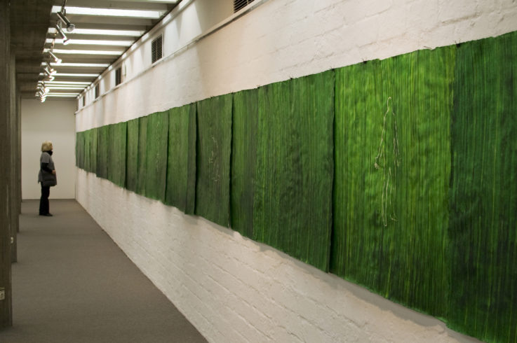 Großes Rasenstück, 2007–2009 (aus der Serie: Über das Verschwinden), Tusche, Acryllack u.a. auf Büttenpapier, 1,00 x ca. 30 Meter, Blick in die Einzelausstellung „Nichts verschieben“ im Kunstverein Ingolstadt, 2009, © VG Bild-Kunst, Bonn 2018/ Barbara Wrede, Foto: Tim Bussen