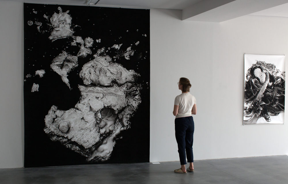 Drift, 2016, Reißkohle auf Papier, 302 x 240 cm, und Foodporn, 2015, Reißkohle auf Papier, 150 x 100cm, Ausstellungsansicht © Peter Hock, Foto: Matthias Reichelt