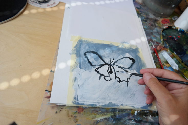 Bei der Arbeit an „Schmetterling, orange“, Foto: © Dietmar Stiller