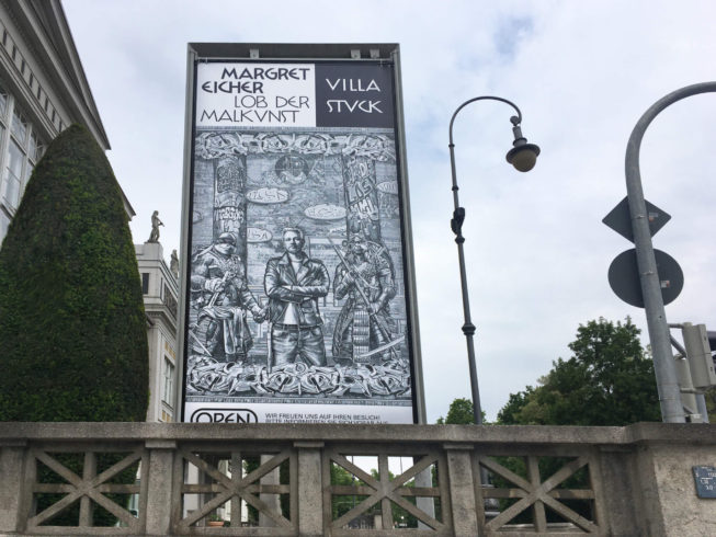 Hinweis auf die Margret-Eicher-Ausstellung vor dem Museum Villa Stuck, München Foto: Künstlerin/Museum Villa Stuck, München