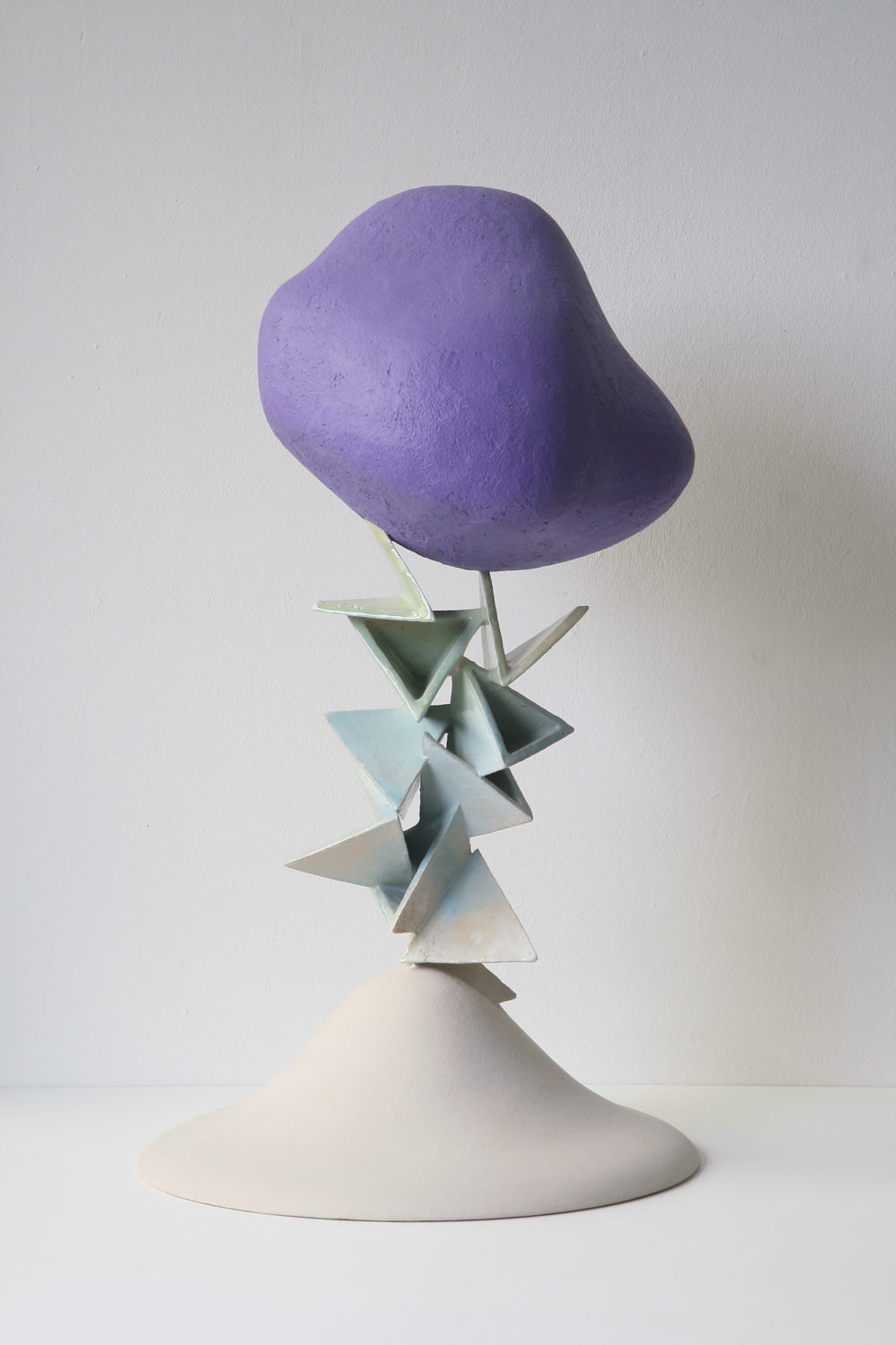 Violet Balance, 2020, Papiermaché, Keramik, 80 x 46 x 46 cm VG Bild-Kunst, Bonn 2020/ Kirsten Krüger, Foto: Kirsten Krüger