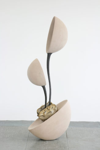 Passantin, 2014, Papiermaché, Schlangenleder, Metall, Stoff, 155 x 48 x 55 cm VG Bild-Kunst, Bonn 2020/ Kirsten Krüger, Foto: Kirsten Krüger