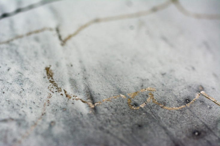 Detail aus Kubus, Gouache weiß und schwarz auf dunkler Gessogrundierung