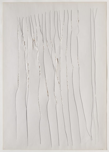 „6 VIII 74/3“, Papier, gerissen, 100 x 70 cm, 1974 Foto: Sascha Fuis, © Oskar Holweck Nachlass, Courtesy Gallery Martin Kudlek, Köln