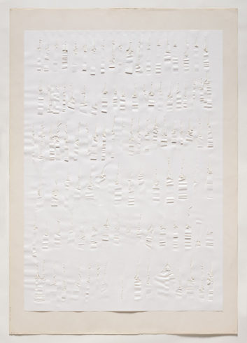 „2/17 V 69“, Papier, gerissen, 100 x 70 cm, 1969 Foto: Sascha Fuis, © Oskar Holweck Nachlass, Courtesy Gallery Martin Kudlek, Köln