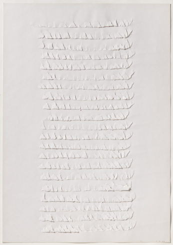 „7 VIII 74/3“, Papier, gerissen, 100 x 70 cm, 1974 Foto: Sascha Fuis, © Oskar Holweck Nachlass, Courtesy Gallery Martin Kudlek, Köln