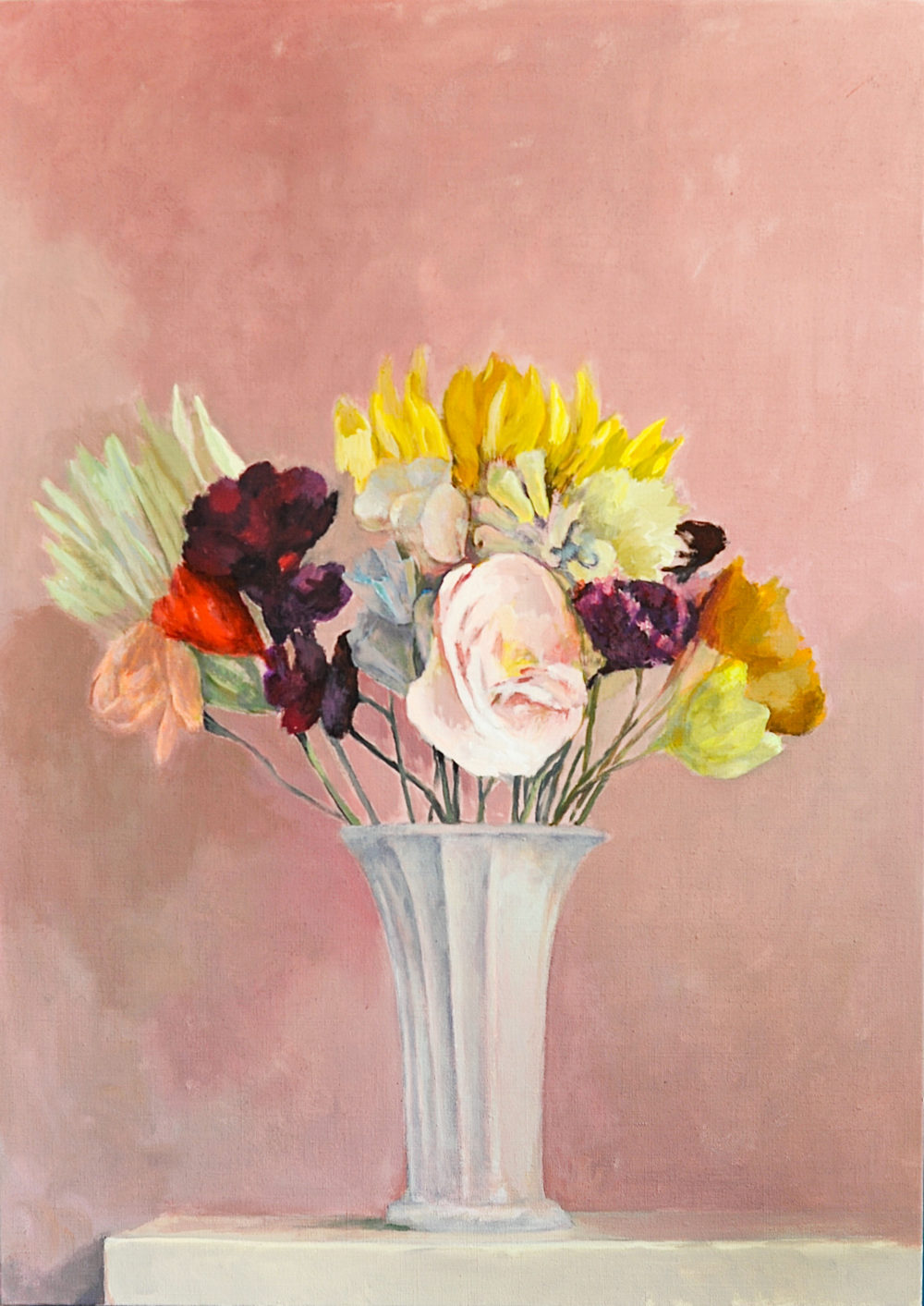 Elegantes Blumenstillleben auf rosafarbenen Papier mit Pastellkreide gezeichnet