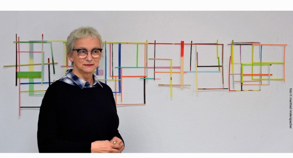 Porträtfoto mit Atelierwand © VG Bild-Kunst Bonn, 2023/Doris Erbacher, Foto: Manfred Rinderspacher