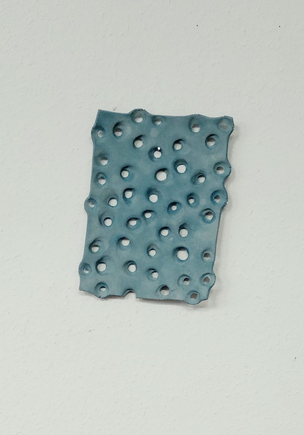 C65, 2022, Keramik/Acryl, 25 x 19 x 2 cm, 2022 © VG Bild-Kunst Bonn, 2023/Doris Erbacher, Foto: Doris Erbacher