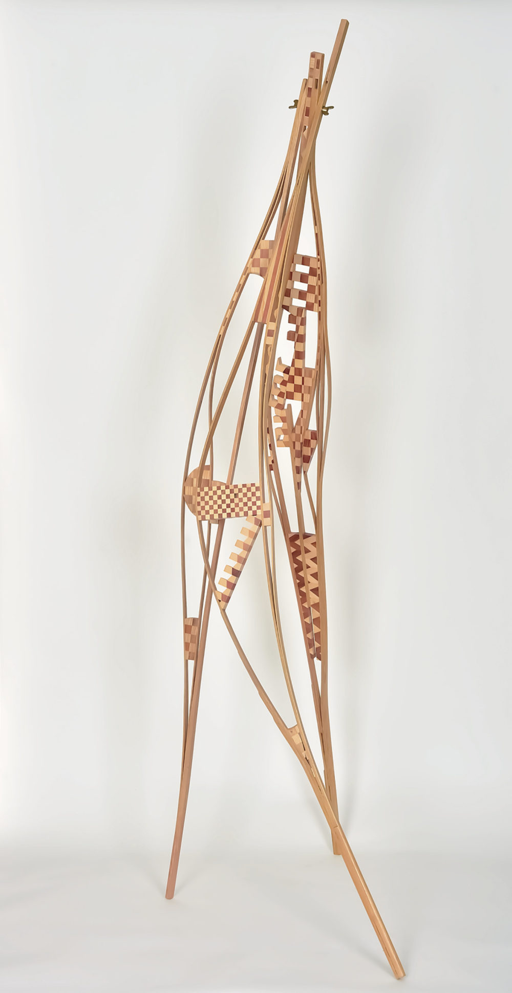 Leichtigkeit, 2020, Eichen-, Ahorn-, Eschen- und Nussbaumholz, 195 x 70 x 60 cm © Manfred Holtkamp, Foto: Jürgen Theobald