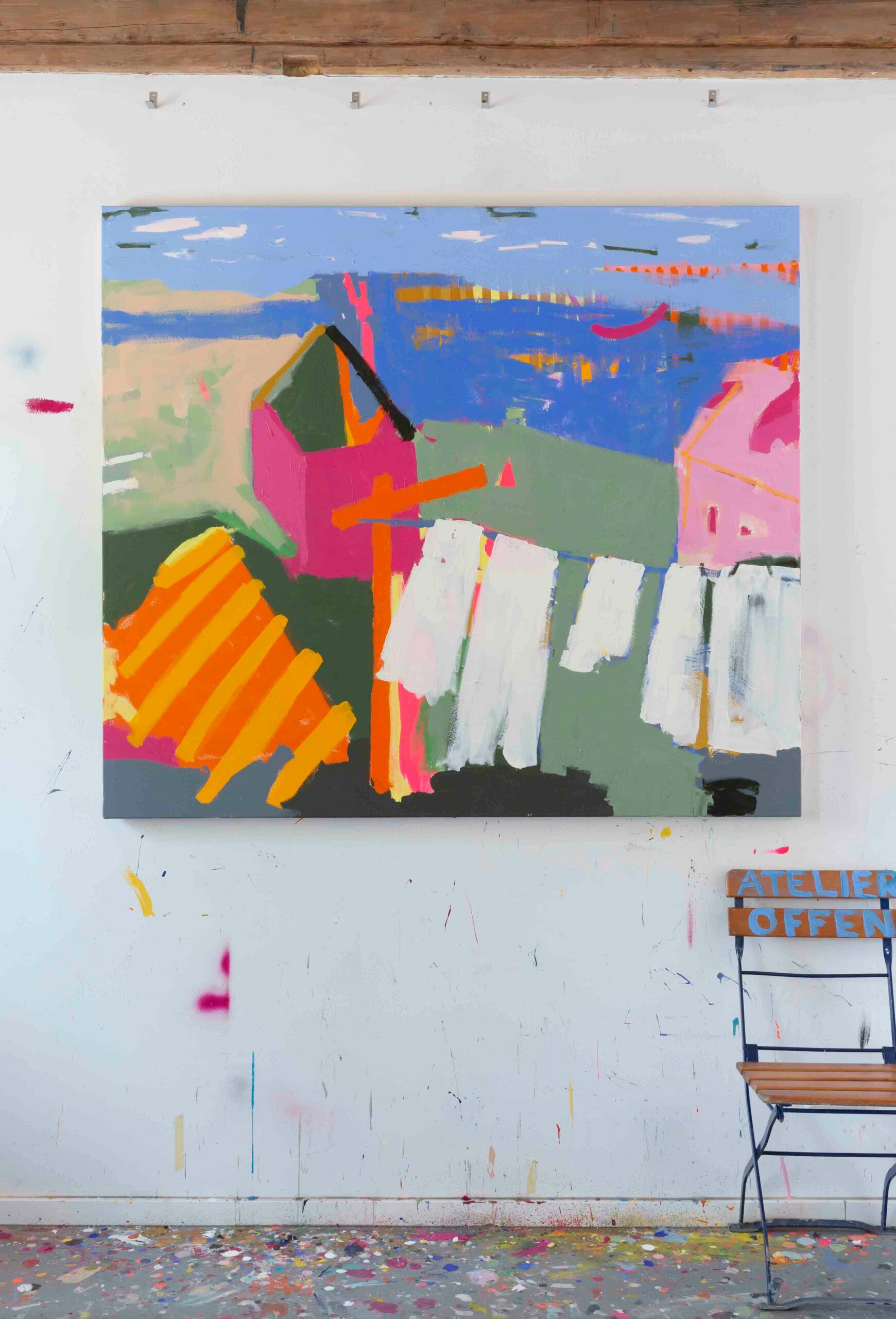 Wäscheleine vor pinkem Haus, 2022, Mischtechnik auf Leinwand, 160 x 140 cm. Foto: Isabelle Winkler