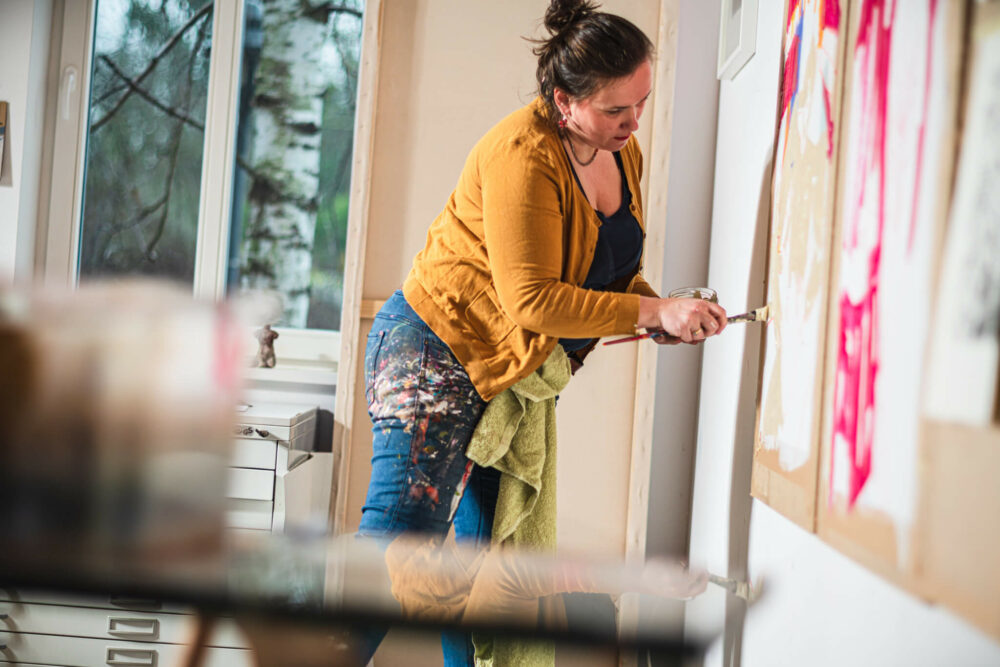 Anja Nürnberg im Atelier. Foto: Dominik Wolf