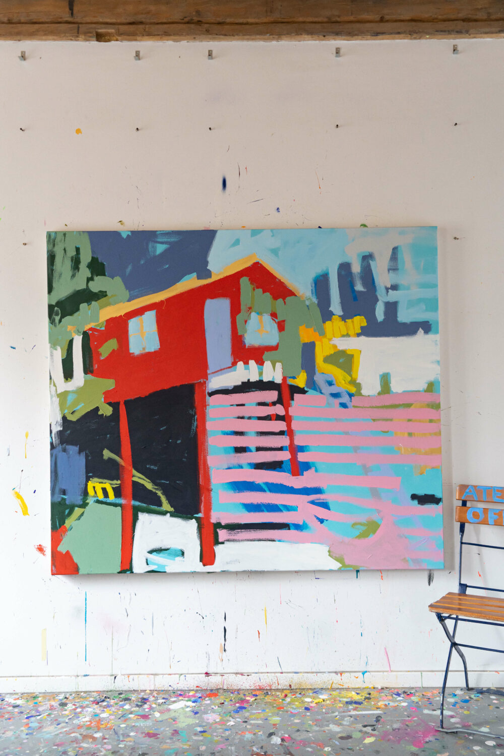 Stelzenhaus mit gelbem Sitzmöbel, 2023, Mischtechnik auf Leinwand, 140 x 160 cm. Foto: Isabelle Winkler