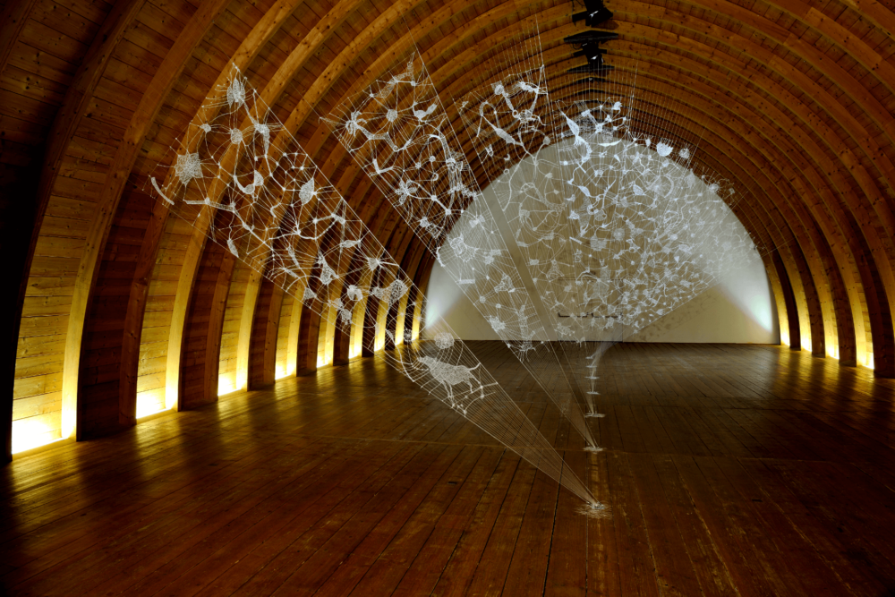 Wolf und Lamm, 2022, Installation, Kunststoff, Faden, 800 x 1250 x 2500 cm, Europäisches Centrum Schafhof, Freising, © VG Bild-Kunst, Bonn 2024/ Zipora Rafaelov, Foto: Klaus Lipa