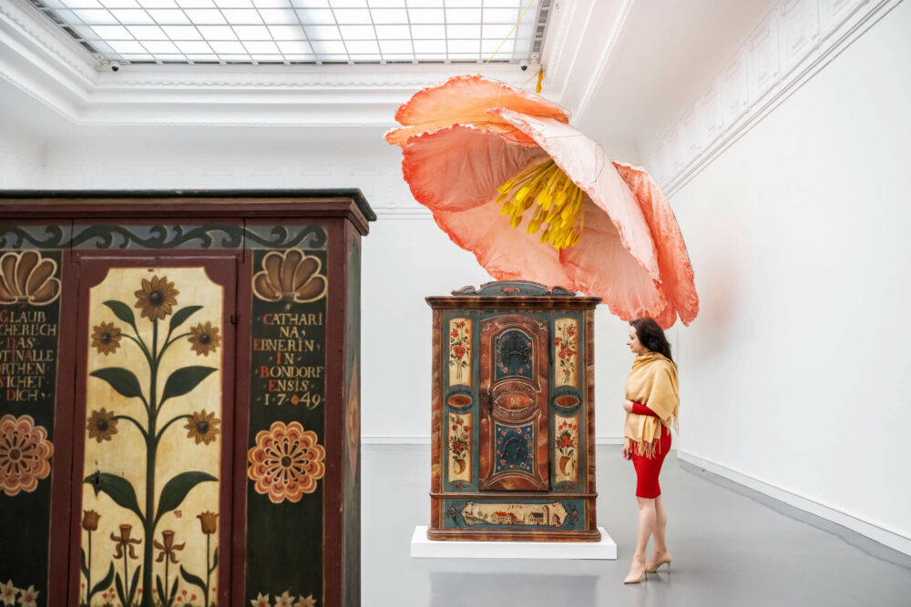 Blick in die Ausstellung Schrank mit Sonnenblume, Bonndorf, 1749 und Petrit Halilaj und Álvaro Urbano, 16th of March 2019 (Poppy), 2020 © Badisches Landesmuseum, Foto: ARTIS – Uli Deck